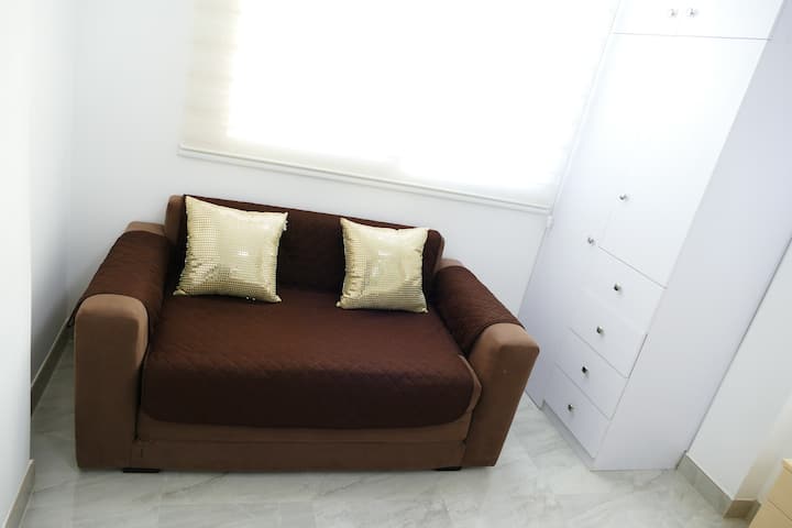 Прозорец со поглед на базенот и плажата.