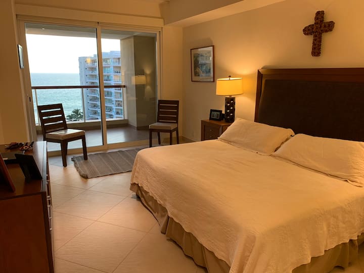 Dhomë gjumi kryesore me banjë, dhomë zhveshjeje dhe dalje në ballkon nga dhoma. Ka televizor dhe divan. 