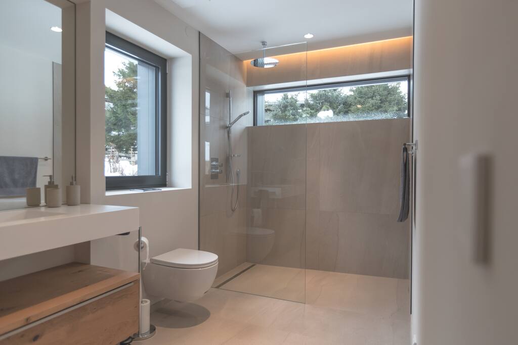 Großzügiges, 10 qm großes Bad mit Walk-in Shower