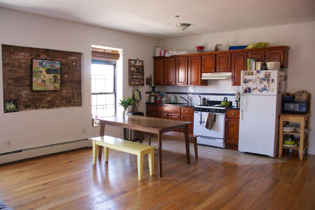 Fully equipped kitchen with a dining table
