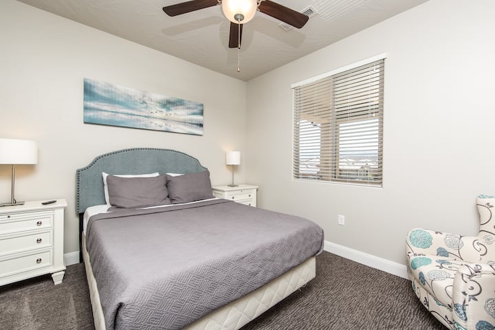 Slaapkamer 2, queensize bed, eigen badkamer, flatscreen Roku HDTV