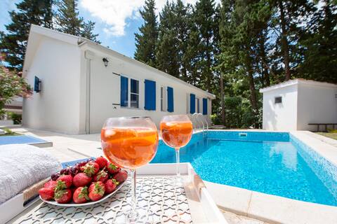 Mediterranean vacation home with pool, Petrovac