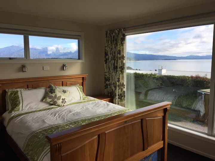 غرفة النوم الرئيسية بسرير بحجم كبير