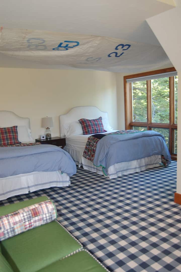 3rd Flr 2 Queens a rozkladacia pohovka
luxusné matrace, zatemňujúce odtiene izieb
prechádzka v skrini
plná detských predmetov - hračka, detská postieľka, vaňa, bumbo, hojdačka, posteľná bielizeň, hračky.
Mediálny loft pre deti na 3. poschodí má televízor, hry, knihy atď.
