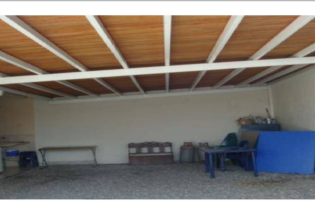 Roofed meeting room.
salón de reunión techado.