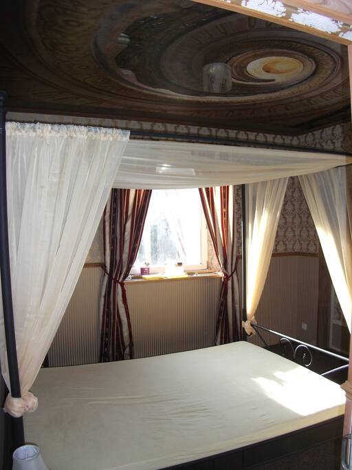 DAS SCHLAFZIMMER UNTEN