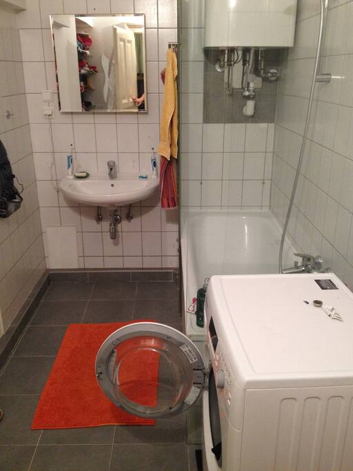 Badezimmer mit Badewanne und Waschmaschine