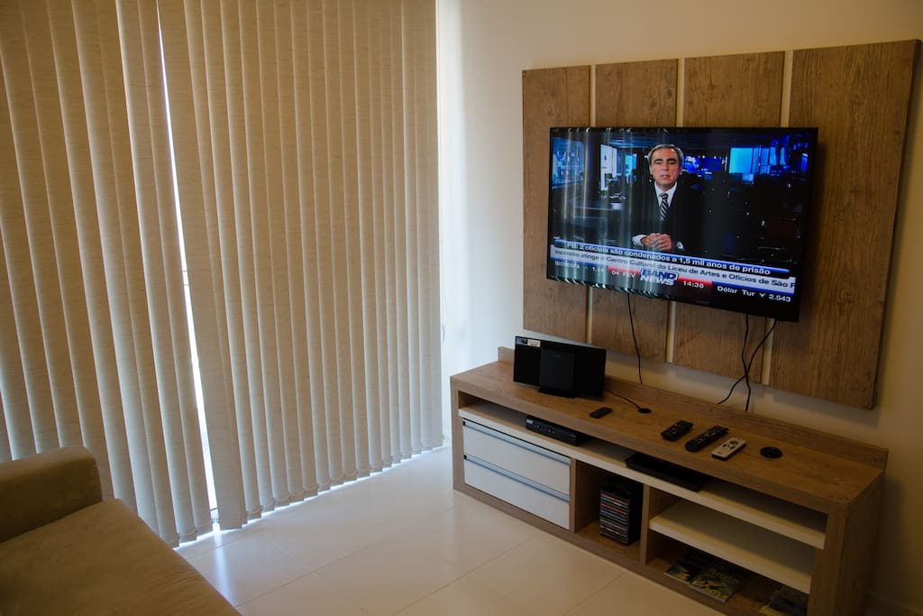 The living room has a sofa bed, air conditioning, 46-inch LED TV with cable TV, rack with stereo and DVD / Blu-Ray player and balcony overlooking the sea.