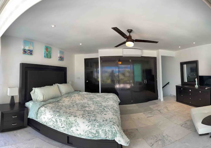 غرفة نوم بالطابق العلوي