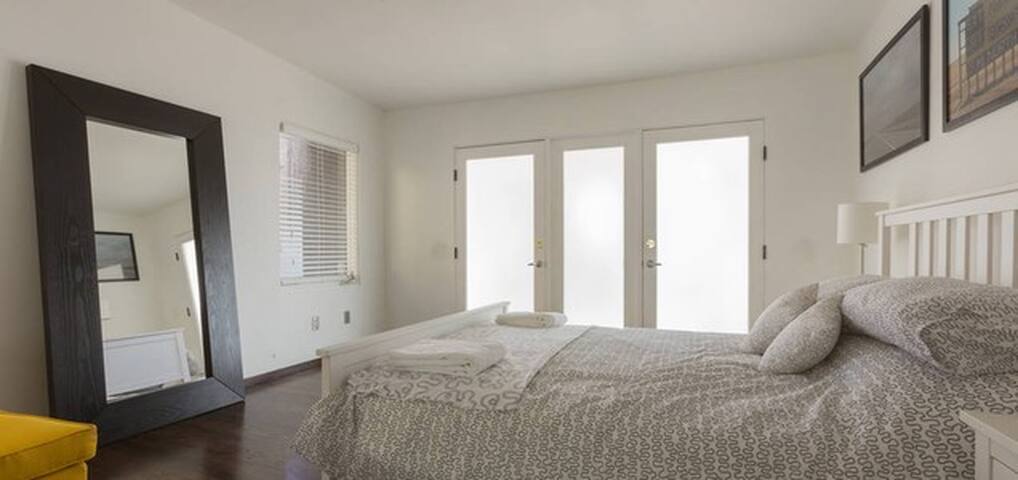 Beautiful Hillside Home with Pool gallery image 5