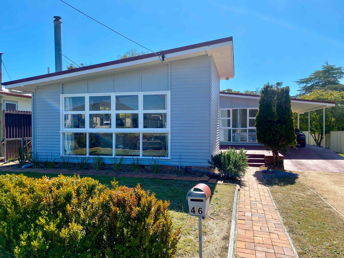 Charming Mid Century Bungalow entire home Houses for Rent in Stanthorpe, Queensland
