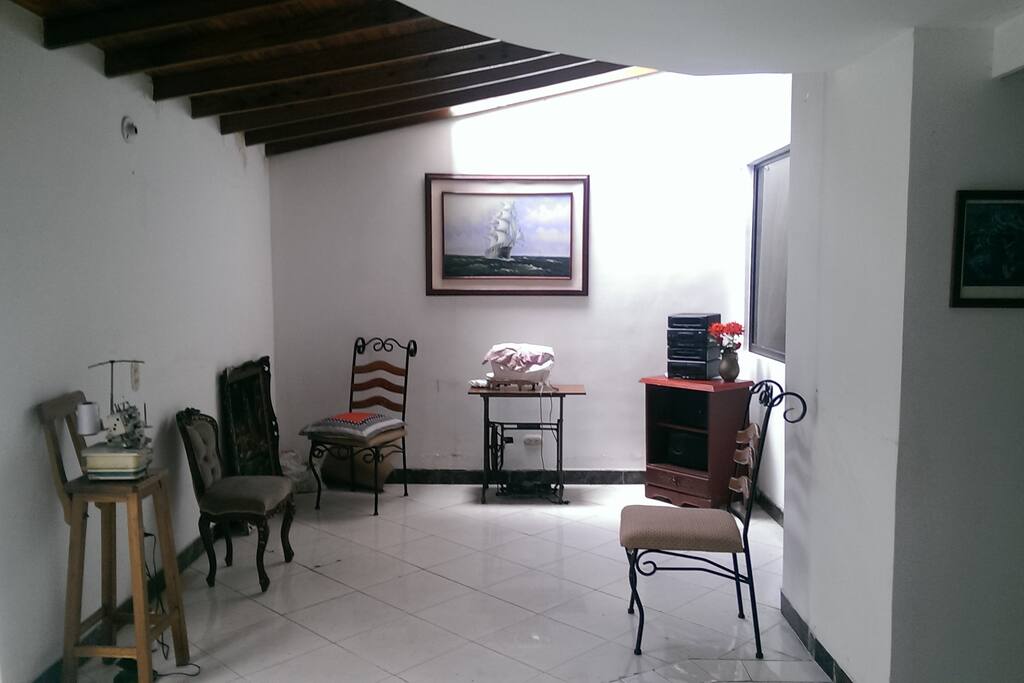 HALL TRASERO