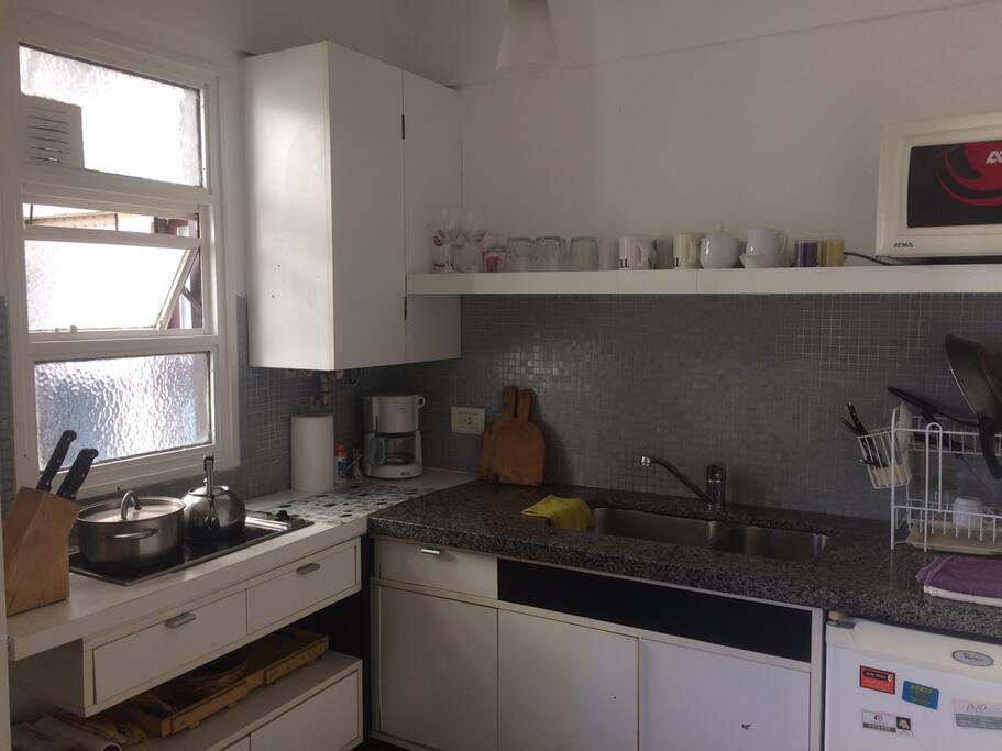 Cómoda cocina equipada: horno microondas, heladera, cafetera, tostadora, juguera y pava eléctrícas.