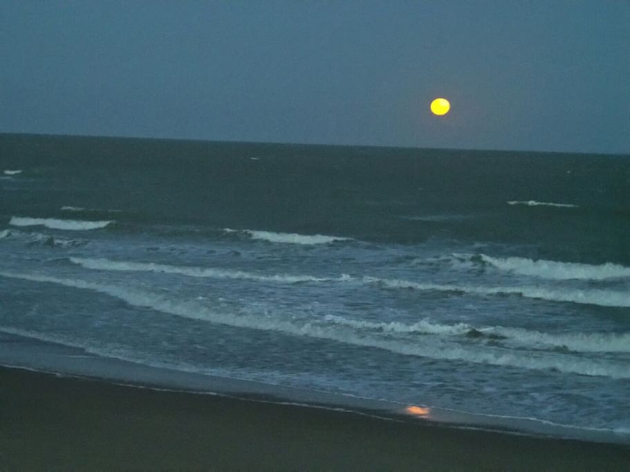 lua cheia no mar de Itaunas