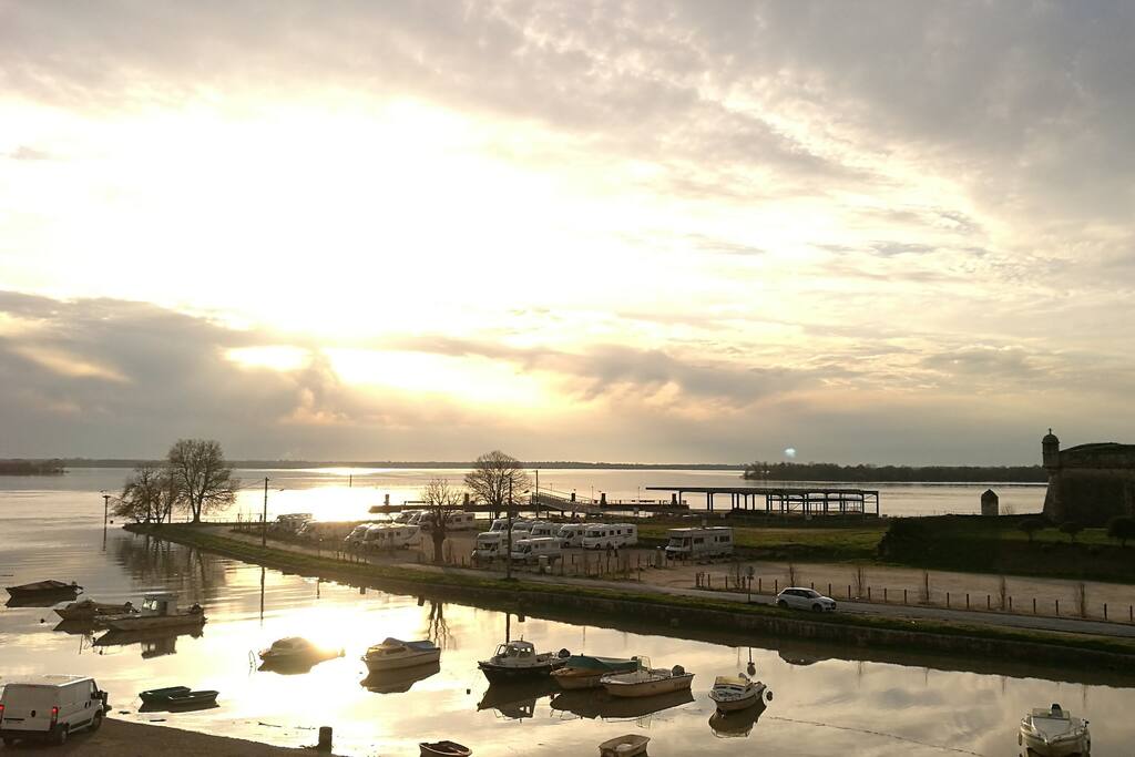 Le port de Blaye au couchant vu depuis le salon