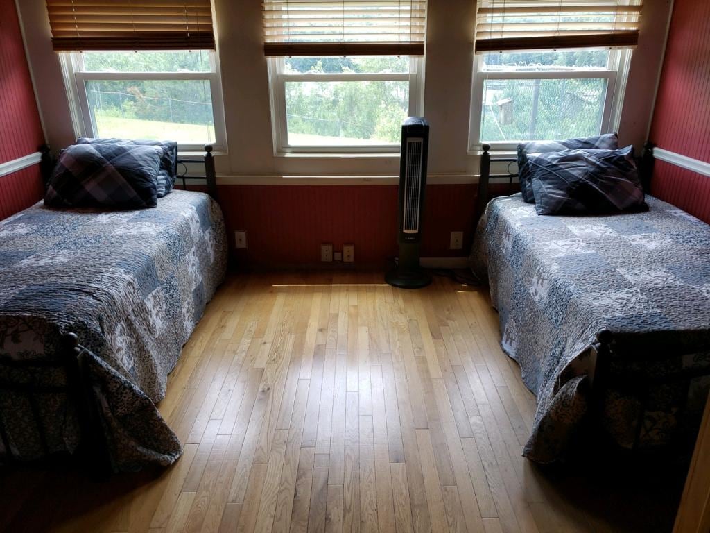 ห้องนอนพร้อมเตียงแฝด 2 หลัง