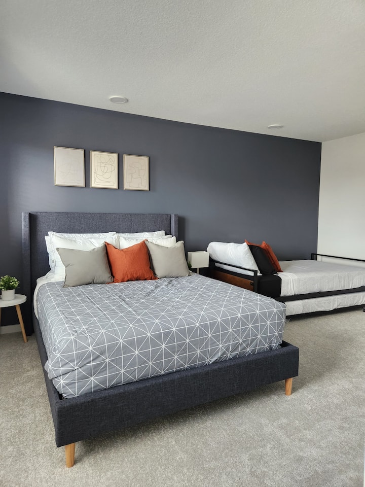 Masters bedroom with queen size bed and a twin pull out bed