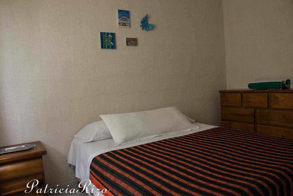 Habitación principal con cama Queen..
