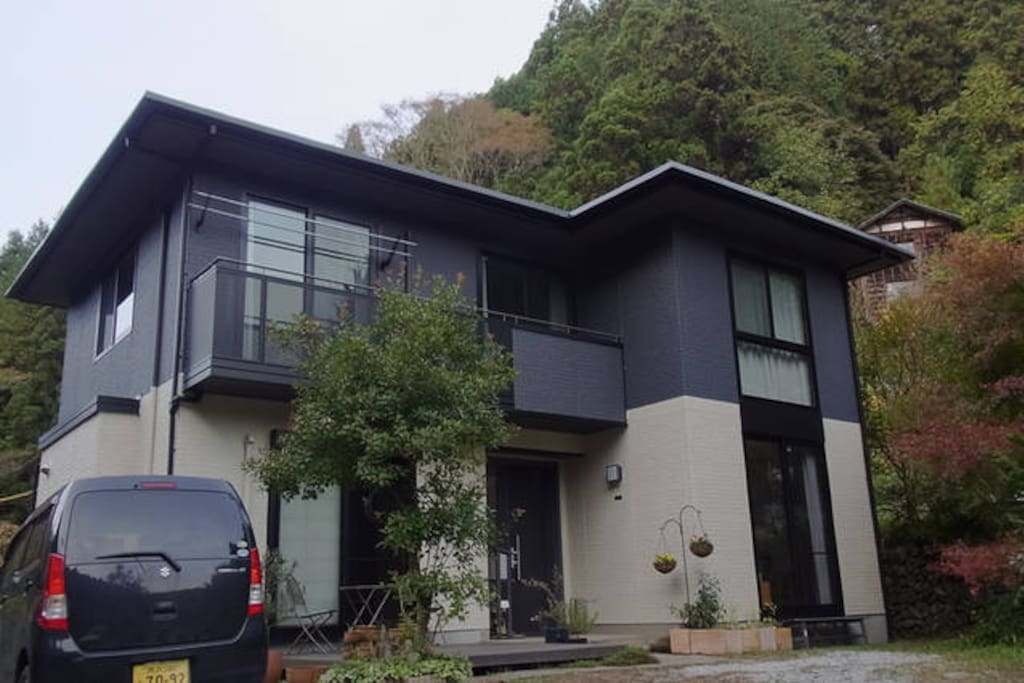 Our modern house in the mountains / B&Bの外観。ハイキングコースの途中にあります