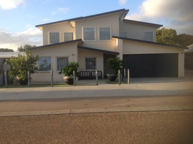 Esperance-Sinclair Short Stay- Private Bedroom 1