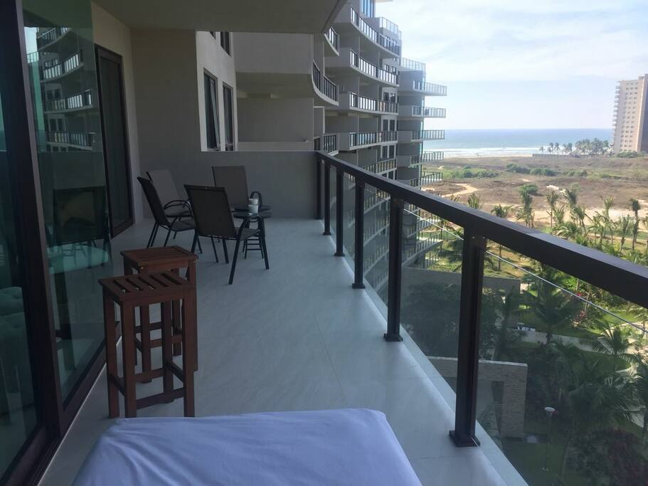 La terraza tiene vista parcial al mar y de frente a la montaña