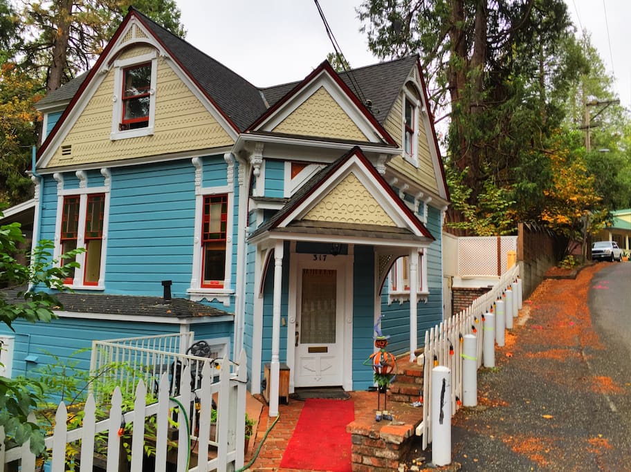 Front of Gold Creek Inn B&B - 317 South Pine Street