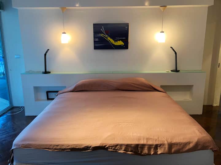 ห้องนอนใหญ่พร้อมเตียงคิงไซส์อเมริกัน