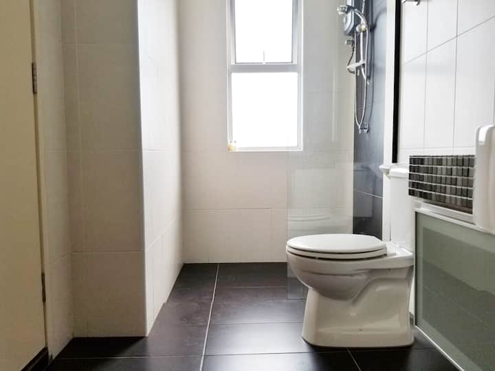 Penthouse 3300  m ² / kat 2 spavaće sobe (2) / unutra ima privatnu kupaonicu (2)
