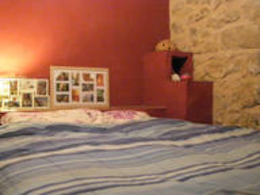 Gran cama de 1,80 con vistas a la montaña y acceso terraza