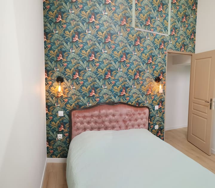 Chambre avec son lit 140x140. Et deux meubles de rangement