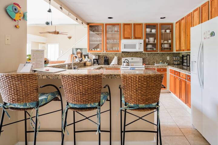 Huge 2500 SF Resort Home. Gig Internet. Stroll to Beach gallery image 4