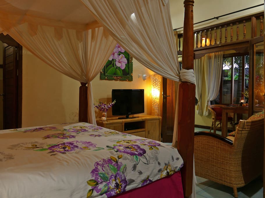 comfortable canopy bed