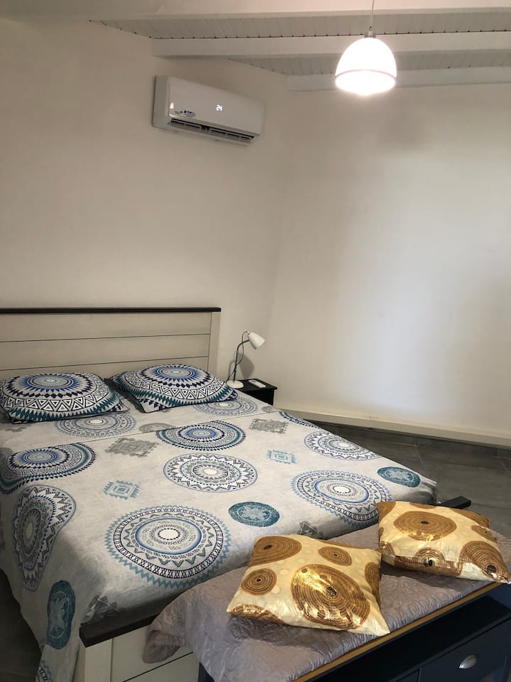 cama de 160/200 en habitación con aire acondicionado y ducha integrada
