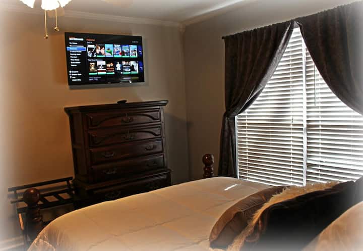 غرفة نوم رئيسية مع تلفزيون مقاس 45بوصة بما في ذلك عند الطلب وإنترنت لاسلكي عالي السرعة مجاني ومراتب كوين جديدة