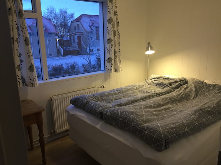 غرفة نوم (ب) بسرير مزدوج 150 سم. في الطابق العلوي.