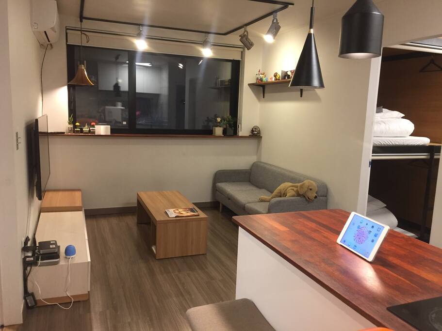 The living room
(Expandable Table :10 people available)