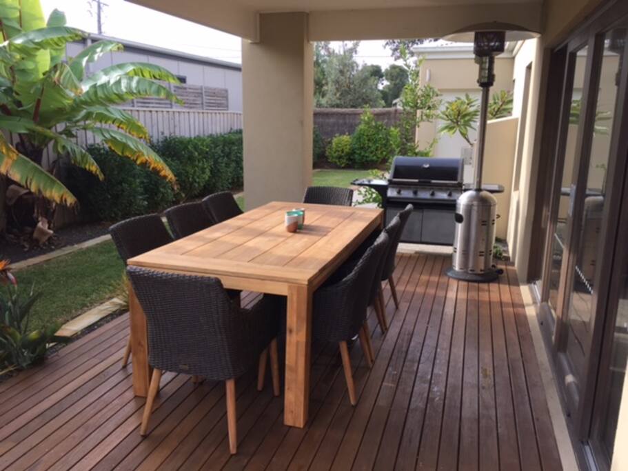 Outdoor eating entertainment area