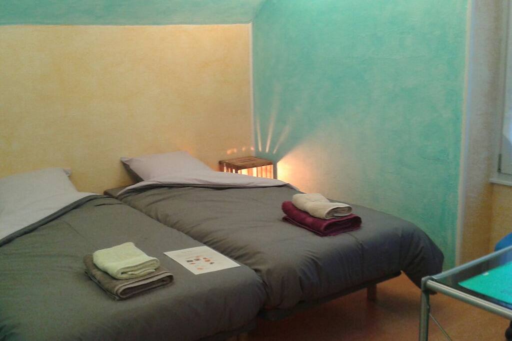 Chambre privée : 2 lits simples regroupables en un lit double (comme sur la photo)
