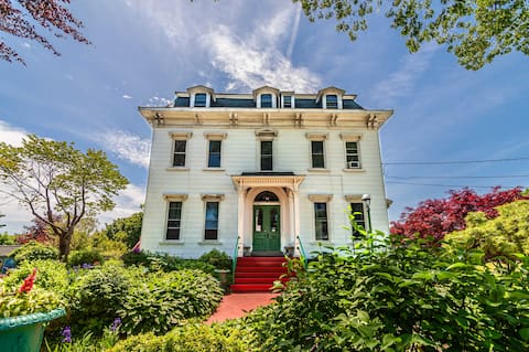 Private Studio Apt in Restored Historic Mansion