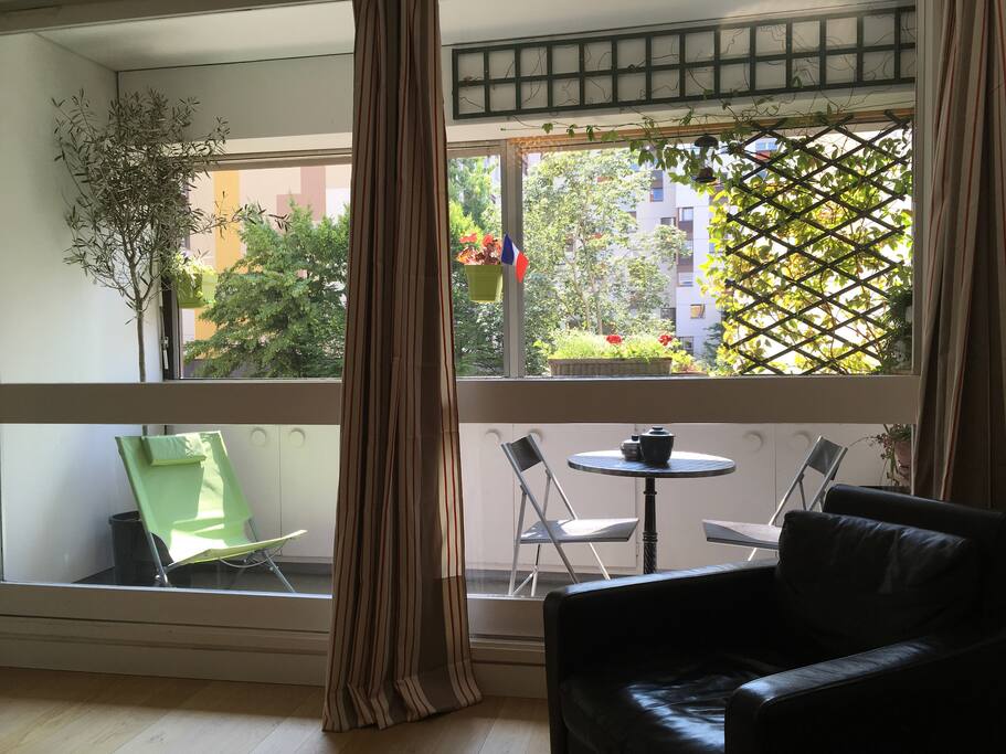Avec loggia donnant sur le jardin de la résidence