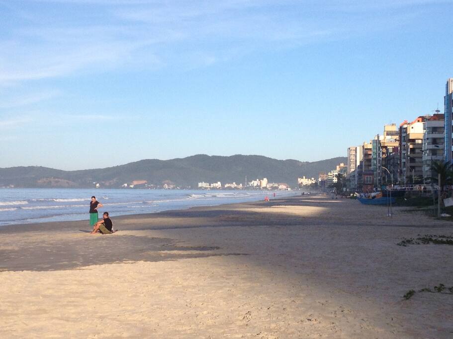 A praia está a uma quadra e meia do apartamento