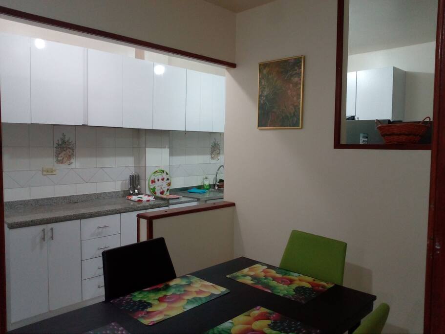 Comedor de cuatro puestos, cerca a la cocina