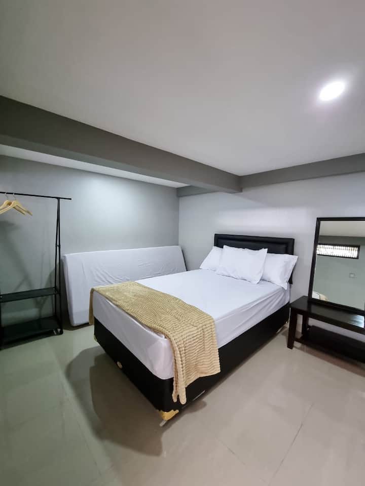 Საძინებელი ცალკემდგომი საწოლით პირველ სართულზე