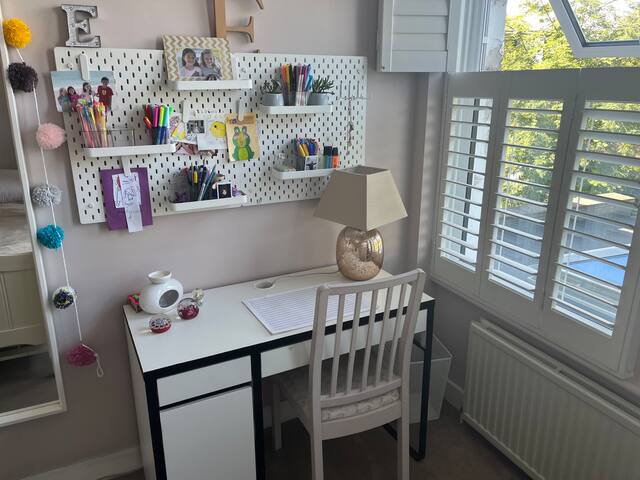 Lovely West London home with beautiful garden gallery image 4