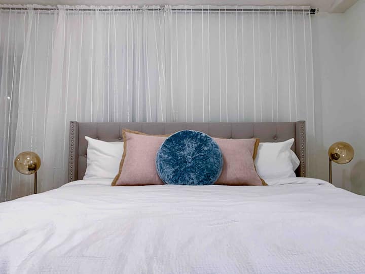 主卧配有2米宽双人床和套内卫生间