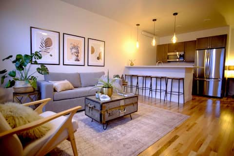 Luxury condo w/ mountain views, close to downtown!