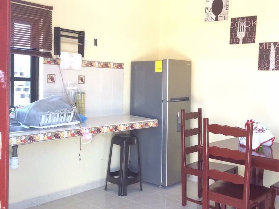 Cocineta con mesa y refrigerado