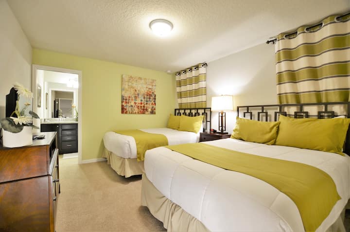 Dormitorio en el segundo piso con 2 camas tamaño queen y baño privado.