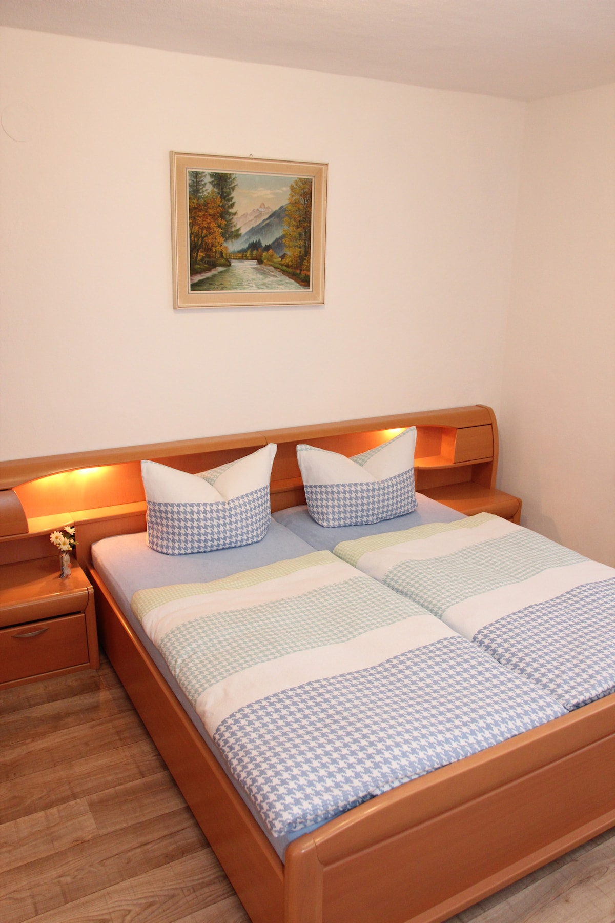               غرفة النوم الثانية في الطابق الأرضي