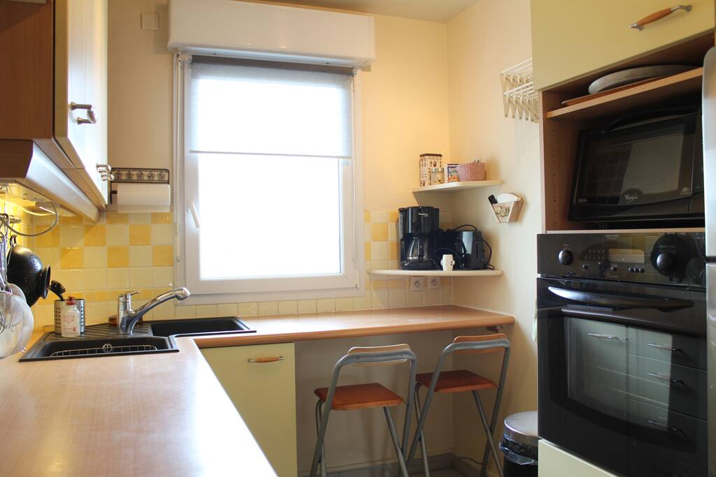 Cuisine : coin café ensoleillé le matin